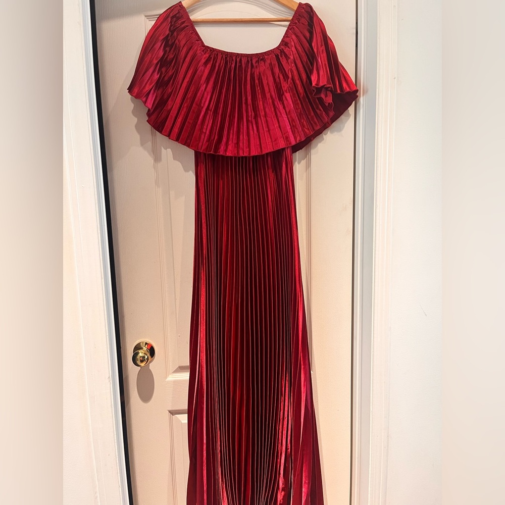 Elegant Off-shoulder Red Pleated Gown